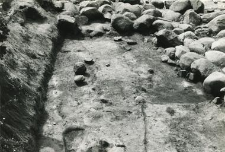 Zarys grobów 3-88 i 4-88, widoczne kamienie fundamentów absydy kolegiaty