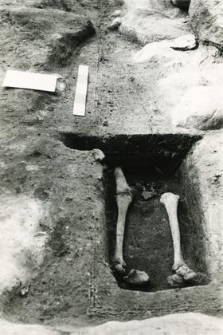 Grave 1-89, cross section of the grave