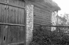A fragment of a barns structure