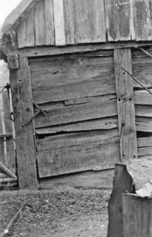 Post-and-plank barn