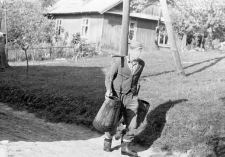 A water transport in stave watering cans with the use of carriers