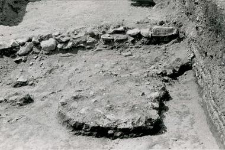 Fragment kamiennych fundamentów kościoła (kolegiaty) i skupisko kamieni