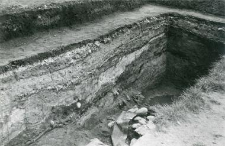 Deep trench outside the collegiate church (from the south), fragment of the profile