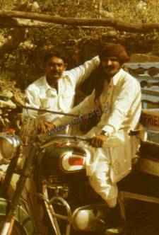 Portret dwóch mężczyzn z motocyklem (Dokument ikonograficzny)