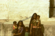 Children and teenagers, kachchi rabari (Iconographic document)