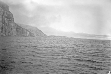 Spitsbergen : polska wyprawa glacjologiczna : widok na Wyspę Niedźwiedzią