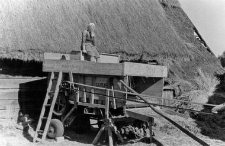 A barn, a treshing machine