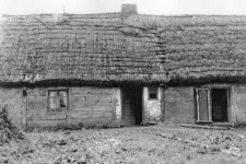 Post-and-plank house