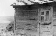 Post-and-plank cottage