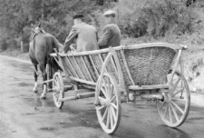 Wagon with two half baskets, so called 