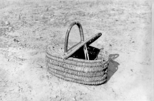 Basket with a braded lid