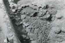 Fragment kamiennych fundamentów kościoła (kolegiaty) podczas badań