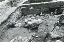 Kamienne fundamenty z zaprawą wapienną w wykopie w kolegiacie