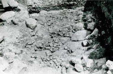 Fragment kamiennej ławy fundamentowej kościoła (kolegiaty)