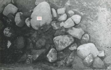 Skupisko kamieni (warstwa 18) w południowo-zachodnim narożniku działki w trakcie odsłaniania