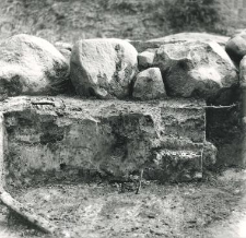 Kamienie ławy fundamentowej południowego muru kolegiaty św. Pawła, w trakcie odsłaniania ich drugiej warstwy