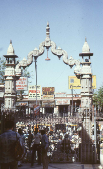 Gate leading to the temple in New Delhi (Iconographic document)
