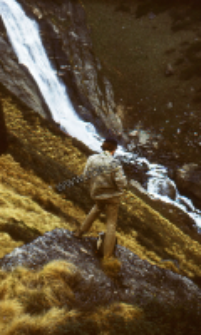Górski wodospad w Himalajach (Dokument ikonograficzny)