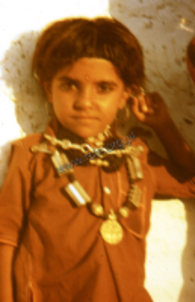 Dziewczynka z biżuterią z grupy pasterzy kachchi rabari (Dokument ikonograficzny)