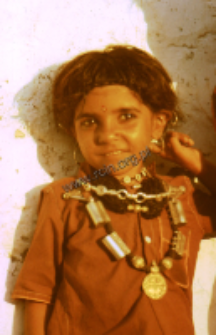 Dziewczynka z biżuterią, pasterze kachchi rabari (Dokument ikonograficzny)