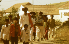 Paying homage to the pir (Iconographic document)