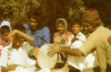 Paying homage to the pir (Iconographic document)