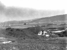 Piekary, powiat Krak&oacute;w : widok na dolinę Wisły ze stanowiskami Piekary I i II